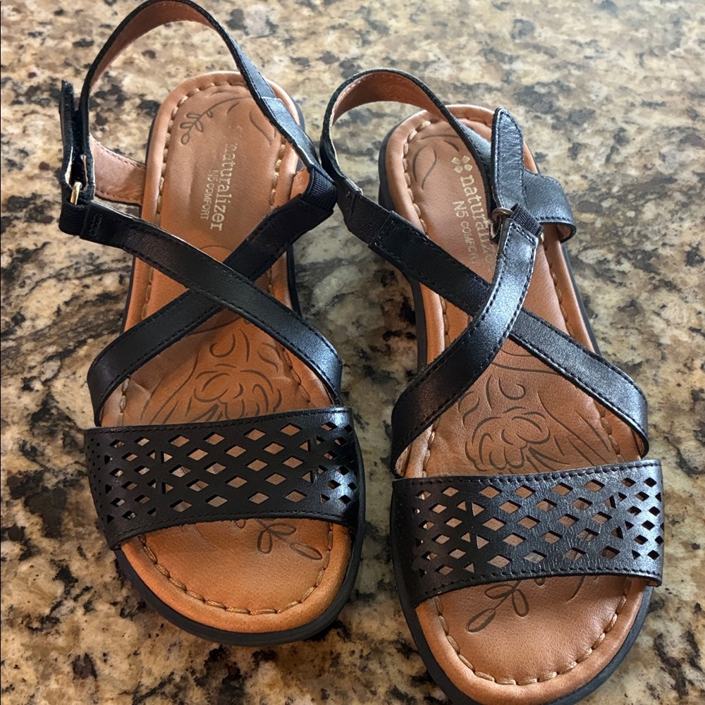 Naturalizer Black leather Strappy Sandals
Extream cushion sandal. Size 6